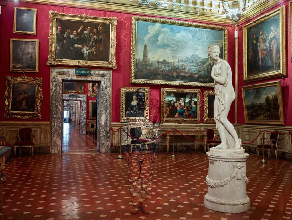 liu-bolin-hiding-in-florence-exhibition