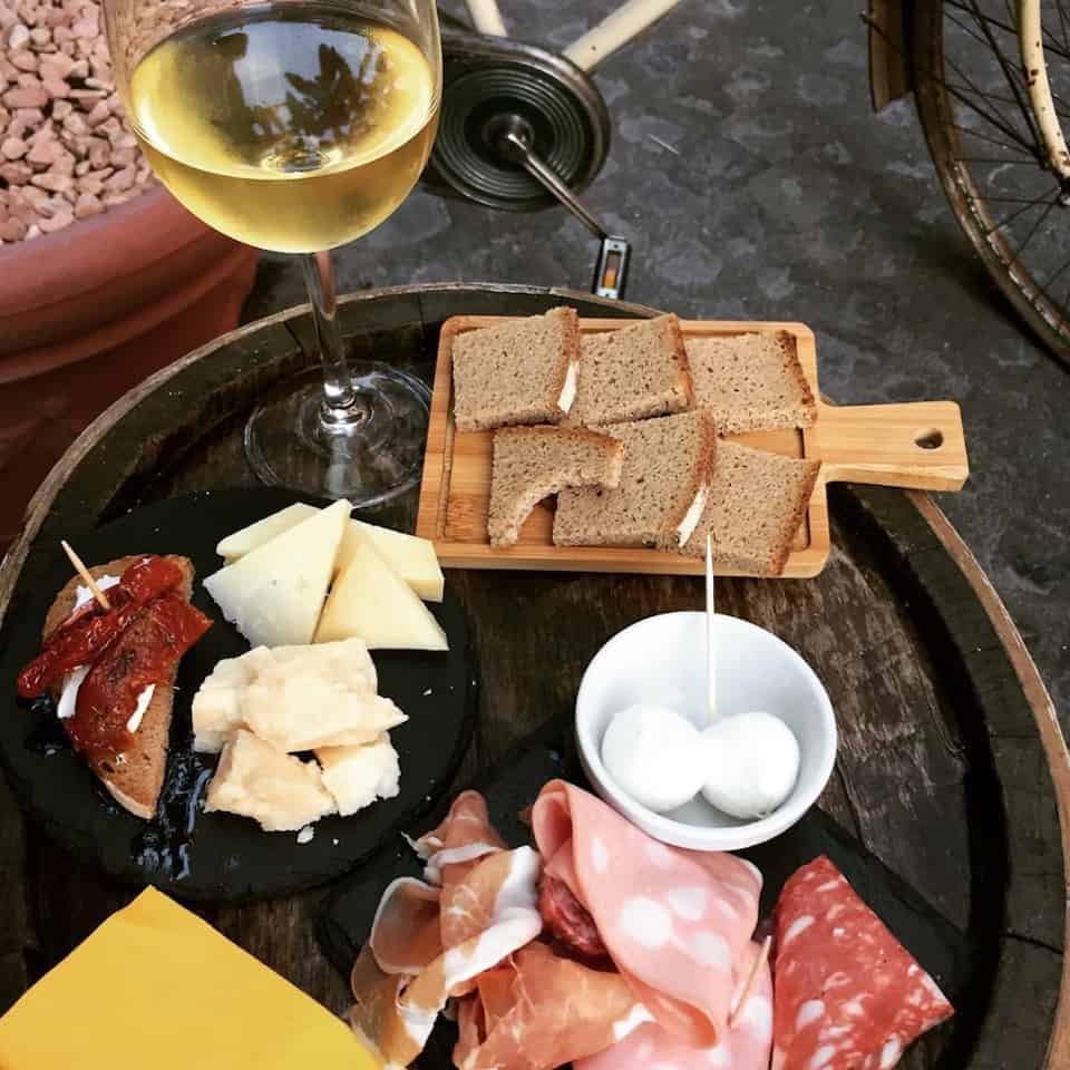 Degustazione di vini con 6 diversi vini italiani, salumi e formaggi
