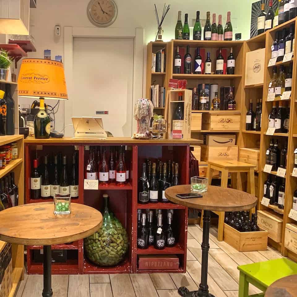 Degustazione di vini con 6 diversi vini italiani, salumi e formaggi