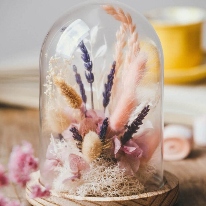 Glass dome with stabilized flowers M