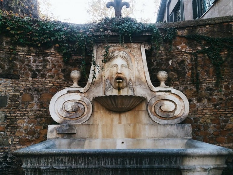 Fontana del Mascherone, a seemingly an isolated fairytale waiting to happen is situated towards the end of Via del Mascherone. 