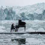 Composer and Pianist Ludovico Einaudi Performs in the Arctic OceanGreenpeace organiza un concierto historico con el pianista Ludovico Einaudi en el oceano çrtico para pedir su proteccion.