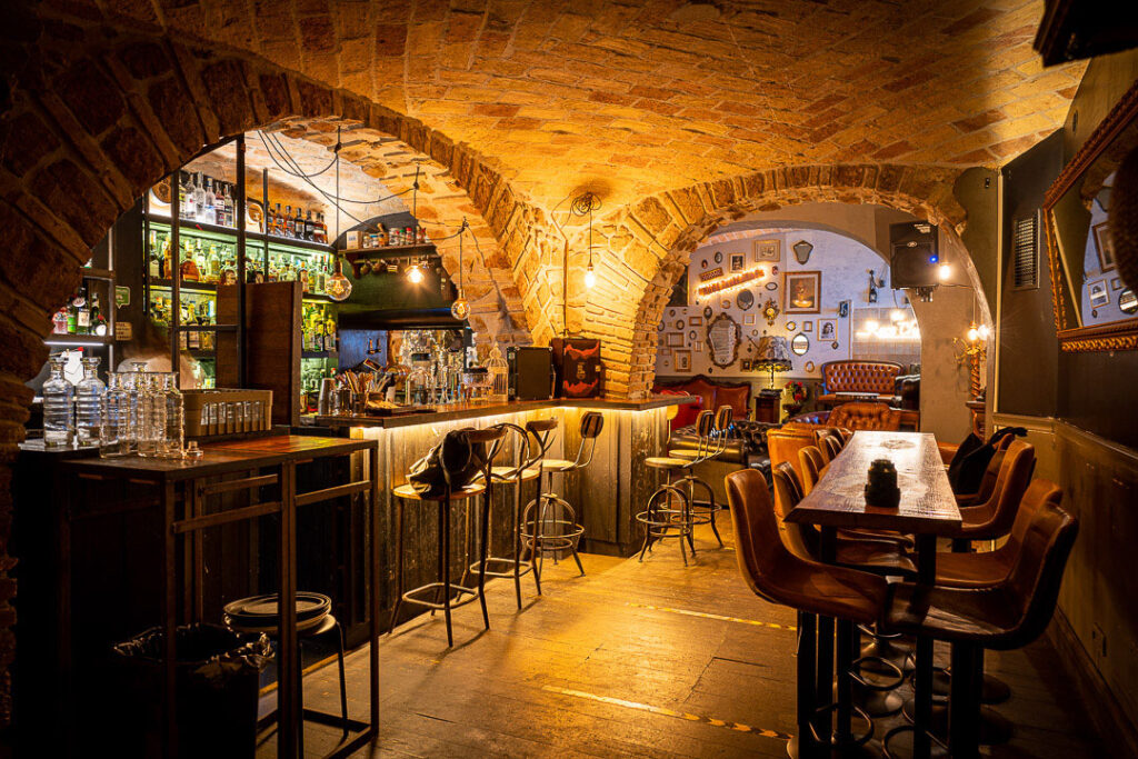 the-race-club-speakeasy-rome-colosseum