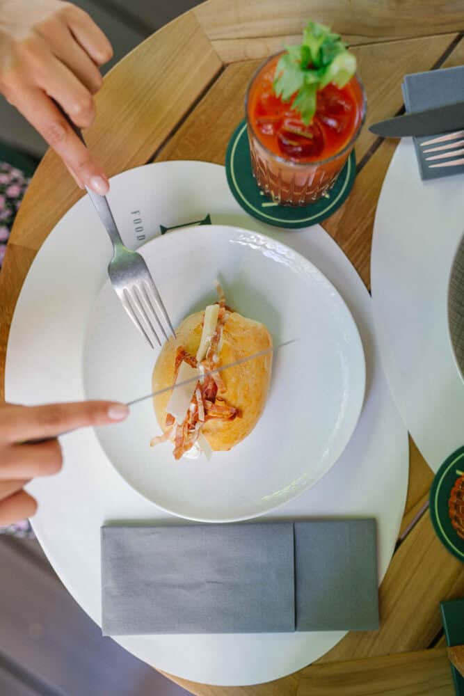 MiT by DoubleTree Hilton is the new spot for coffee lovers in Monti: with a brewery, a partnership with Lavazza. and their own chef preparing light meals.
