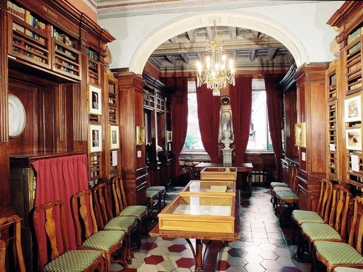 The English poet John Keats lived and died in Rome. Let's look at the places he liked to go, 200 years after his death.