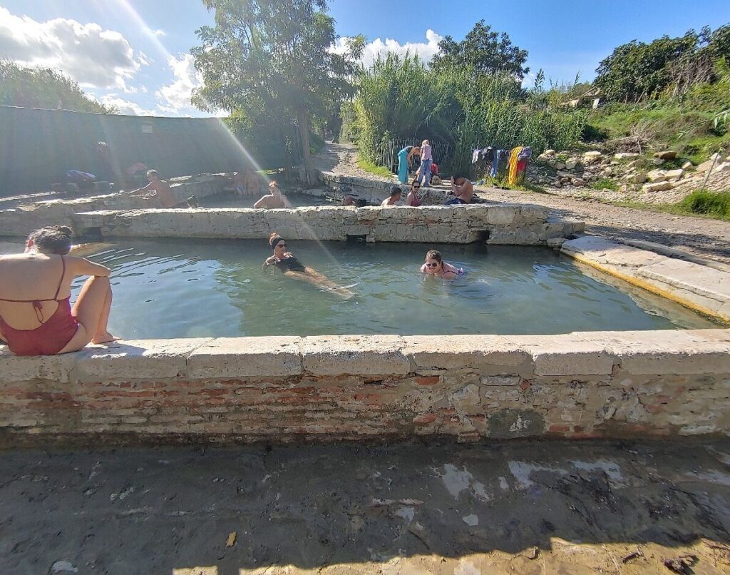 Bagni della Ficoncella:
Low-cost public thermal pools overlooking the coast