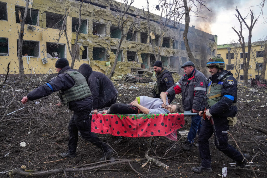 Attacco aereo alla clinica di maternità di Mariupol
