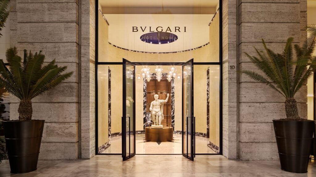 Scopri il nuovo Bulgari Hotel di Roma: lusso esclusivo e design contemporaneo nella splendida cornice di Piazza Augusto Imperatore.