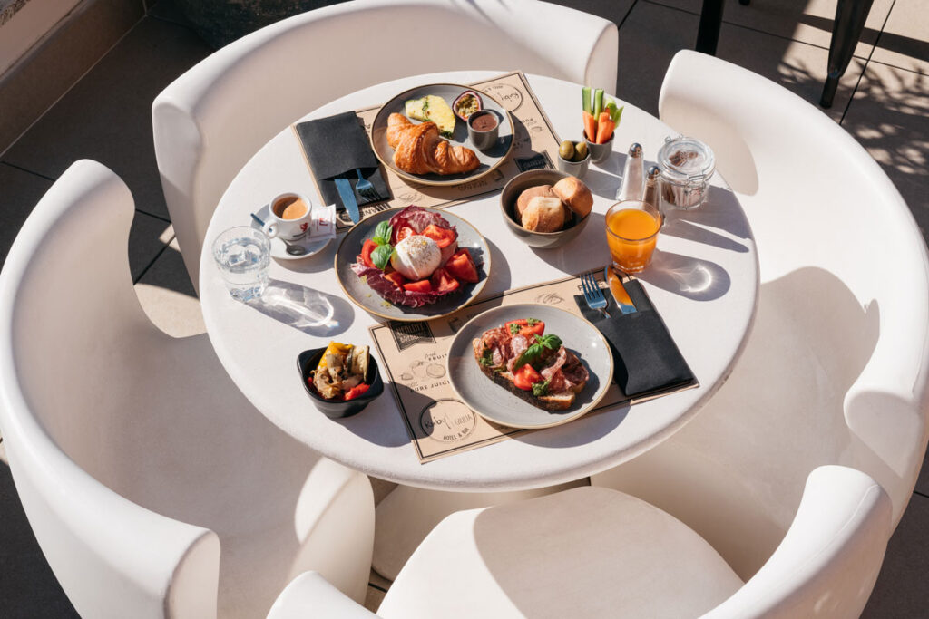 Ruby_Giulia_Breakfast
