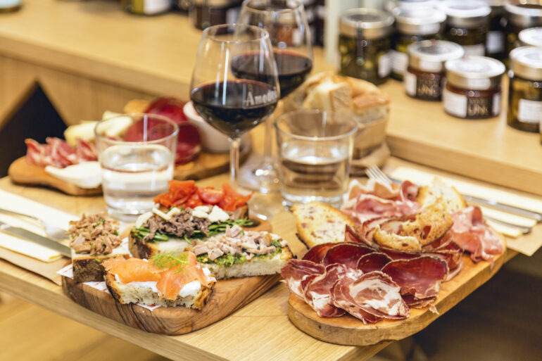Amodei: gourmet food shop and restaurant near Rome's Termini