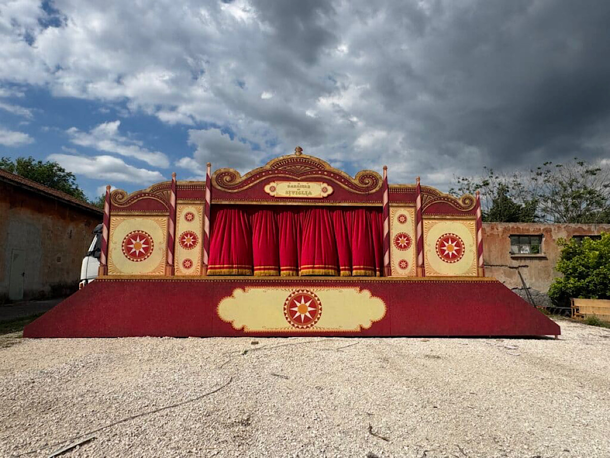 Dal 25 maggio al 22 giugno 2025, Rossini e il suo Barbiere di Siviglia invaderanno le piazze e strade di Roma.