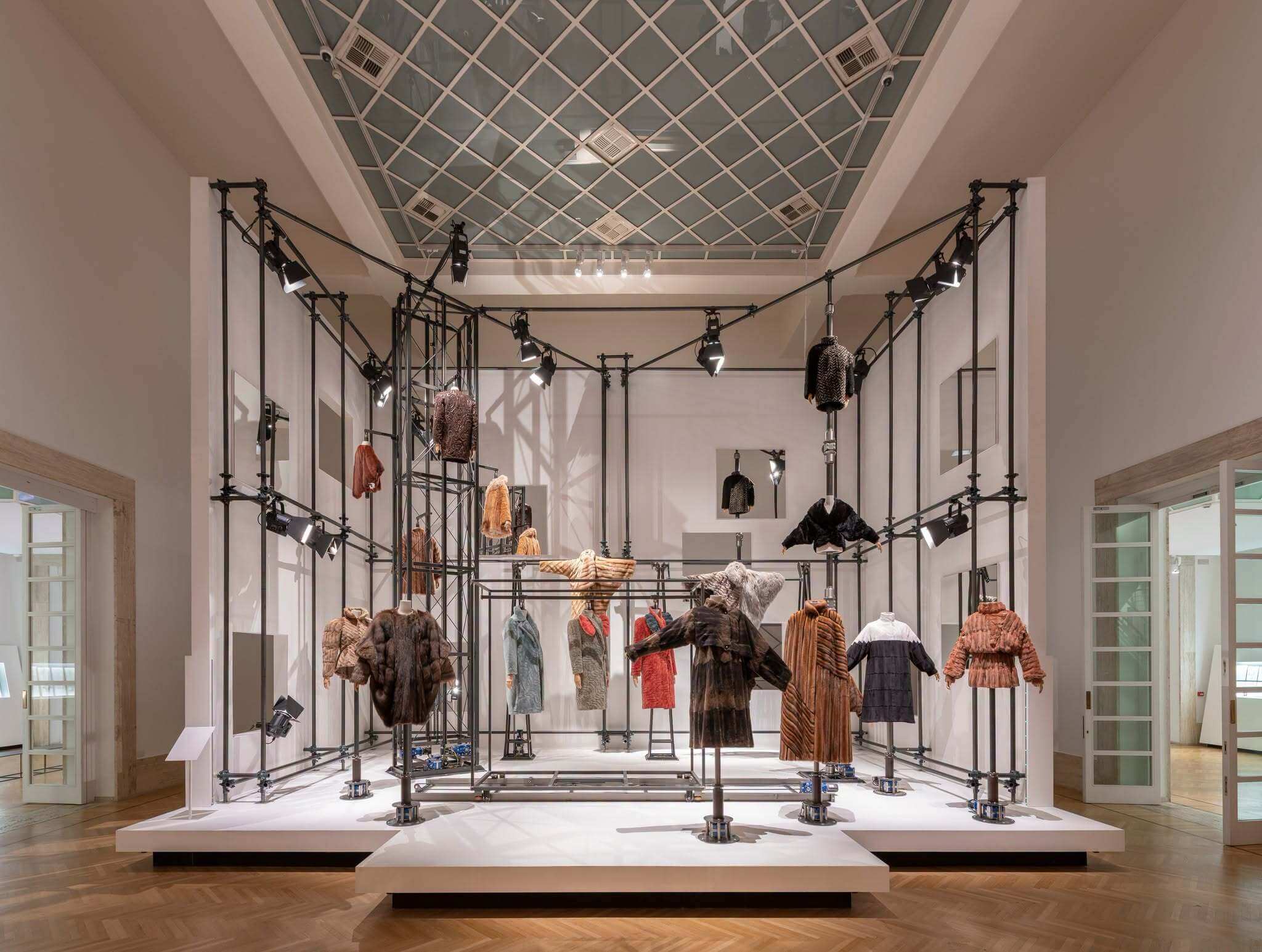 exhibition-galleria-nazionale-After-Un-percorso-di-lavoro.-Fendi-Karl-Lagerfeld-1985 (1)