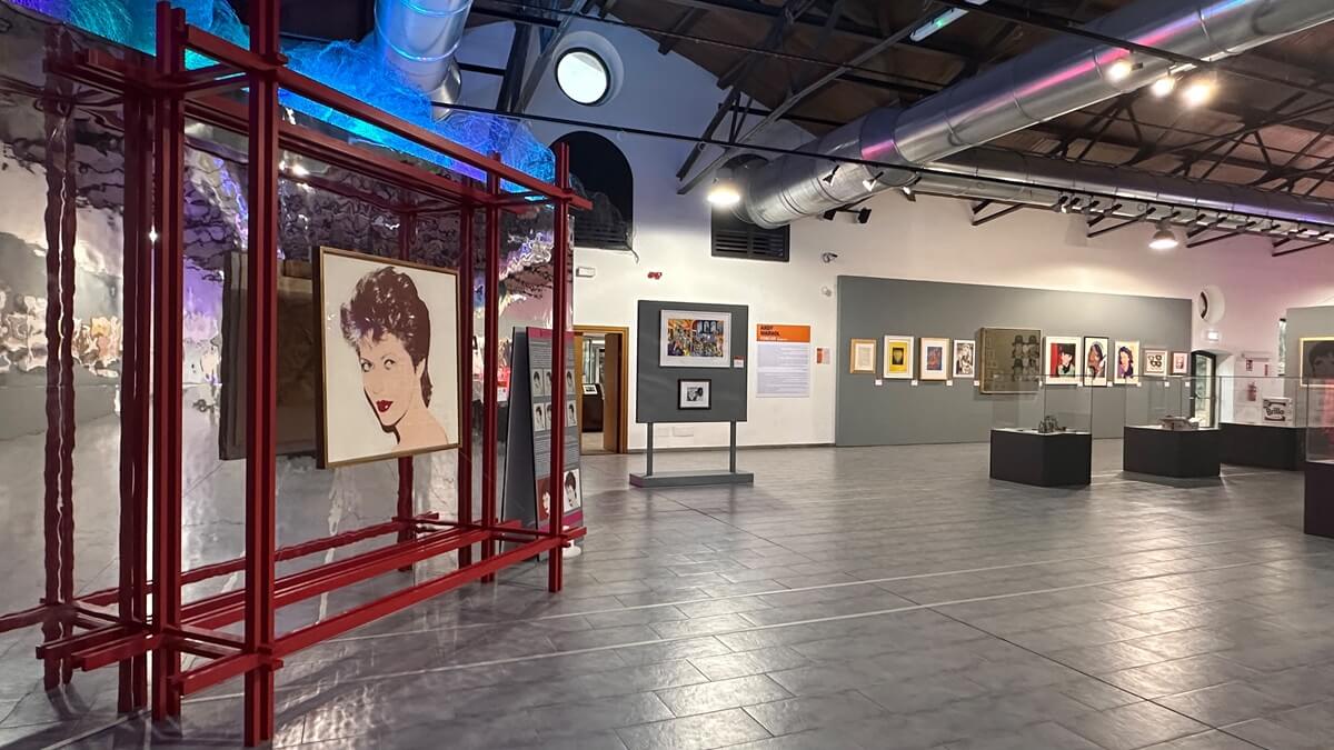 andy warhol forever love th eexhibition at la vaccheria in rome