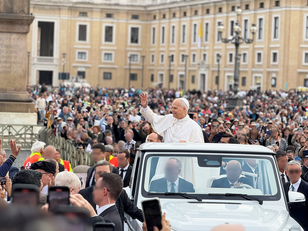 pope leo papamobile